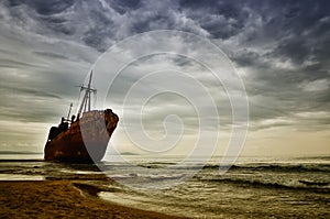 Es un viejo barco náufrago sobre el Griego Costa a abandonado sobre el Playa 