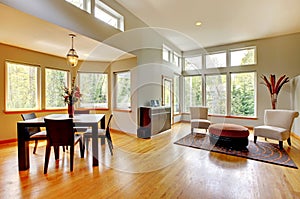 Dinig room in a modern house with many windows.