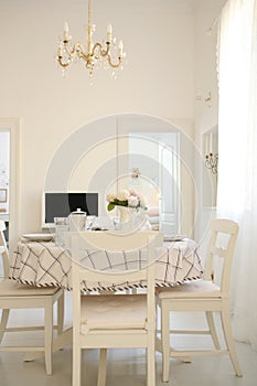 Bianco sala da pranzo tavolo 