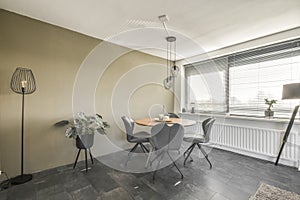 Dining room in gray tones with a round dining table