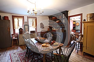 The dining room in a primitive colonial style home.