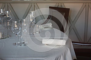 Dining table set up and set up with a lot of elegance in the dining room of a restaurant or the dining room of a very rich house,