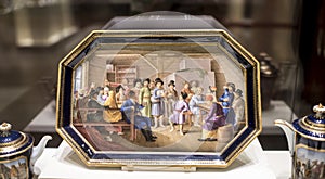 Dinner set tete-a-tet. Saksoniya.Tray with the image of dance i