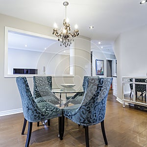 Dinning room with table and chairs