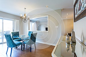 Dinning room with table and chairs