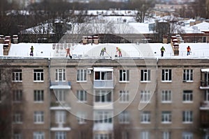 Diorama, small worker people cleaning snow