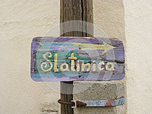 Direction arrow to Slatinica beach