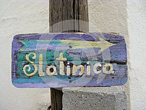 Direction arrow to Slatinica beach