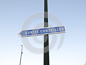 Direction sign in French Â«Recommended exitÂ»/Â«sortie conseillÃ©eÂ»