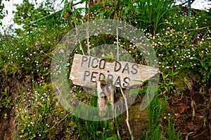 A wooden sign showing the direction to pico das pedras photo