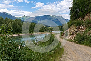 Schmutz Straßen beginnt entlang ein Fluss britisch 