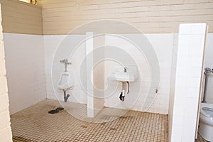 Very Dirty Bathrooms in Hawaii photo