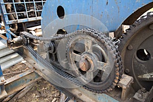 Dirty chain and cogwheel in transmission system