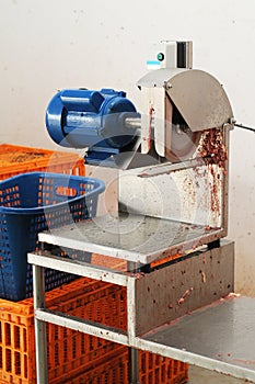 Dirty chicken cutting machine