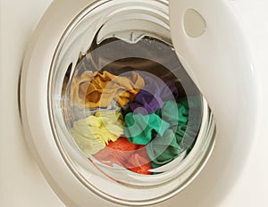 Primavera limpieza sucio la ropa en máquina 