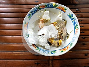 dirty empty plate with tissue and fish bone 01