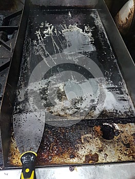 Washing dirty gridle