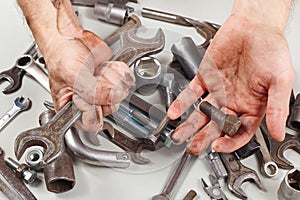 Špinavý ruka z vojak nástroje oprava stroje v dielňa 