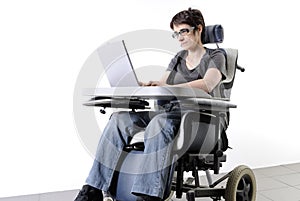 Invalidní dospělý žena přenosný počítač v invalidní vozík 
