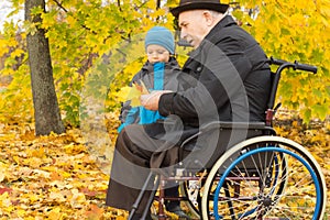 Invalidní muž a jeho vnuk těší podzim 