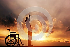 Invalidní muž stojící nahoru invalidní vozík 