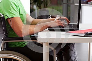 Invalidní muž na přenosný počítač 