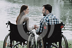 Invalidní lidé na vozíky nejblíže v parku 