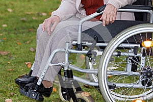 Invalidný osoba na invalidný vozík vonku 