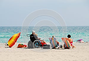 Invalidní cestovatel na pláž 
