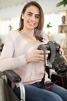 disabled woman trying to use dslr photo