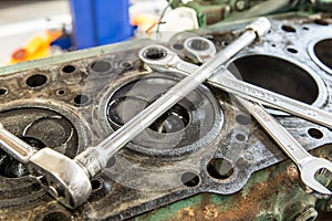 Disassembling the cylinder head to overhaul the engine