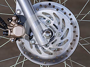 Disc brake with wheel hub on motorbike.