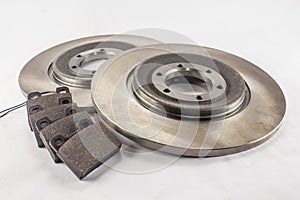 Disc brakes and brake pads