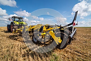 disc cultivator, a system for soil cultivation at work, Intensive soil cultivation using two rows of harrows
