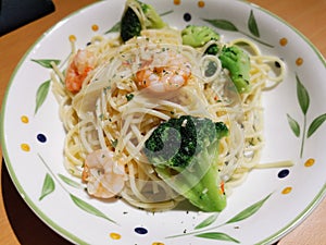 A dish of aglio olio shrimp and broccoli pasta