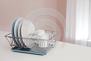 Dish drainer with clean dinnerware