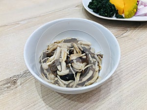 Dish of grilled mixed mushroom.