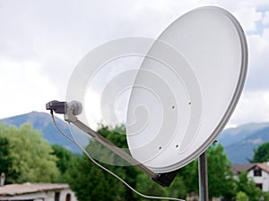 Dish parabolic antenna