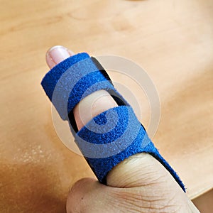 Dislocated little finger joint treatment with a blue protective splint