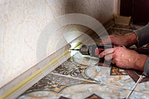 Dismantling the baseboard. Plastic baseboard with hidden mounting system.