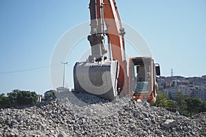 Dismantling construction waste with an excavator