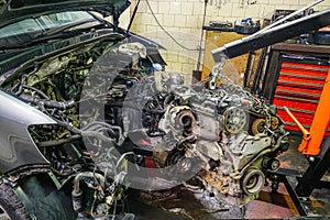 Dismantling the engine from the car with the help of a folding hydraulic crane