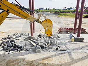 Dismantling of reinforced concrete with an excavator using a hydraulic hammer. Rigging of reinforced concrete using heavy