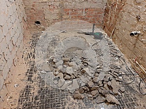 Dismantling the screed in the bathroom