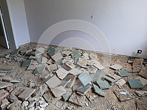 Dismantling tiles in the kitchen construction