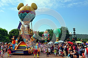 Disney parade with goofy & minnie mouse