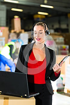 Dispatcher using headset at warehouse of forwardin