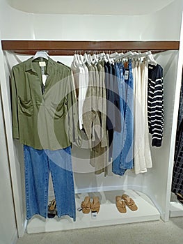 Display and tidy arrangement of appareal inside a retails shop.