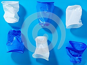 Disposable plastic cups on a blue background. the concept of abandoning plastic. the use of plastic