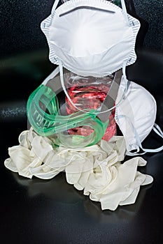 Dispositivi di protezione individuale come maschera e guanti e disinfettanti per contrastare l`epidemia di virus coronavirus photo